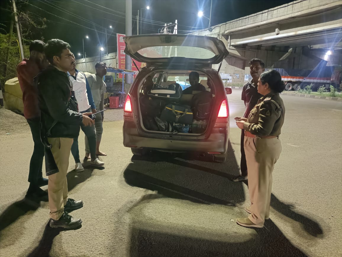 VIJAYAPURPOLICE's tweet image. ದಿನಾಂಕ:23.10.2025 ರಂದು ಗೊಲ್ಗುಮ್ಮಜ್ ಪೊಲೀಸ್ ಠಾಣೆಯ ಅಧಿಕಾರಿ ಮತ್ತು ಸಿಬ್ಬಂದಿಯವರು ಸಿಂದಗಿ ಬೈಪಾಸ್ ನಲ್ಲಿ ನಾಕಾ ಬಂದಿ ಕೈಗೊಂಡು ವಾಹನಗಳನ್ನು ಪರಿಶೀಲನೆ ಮಾಡಲಾಯಿತು.