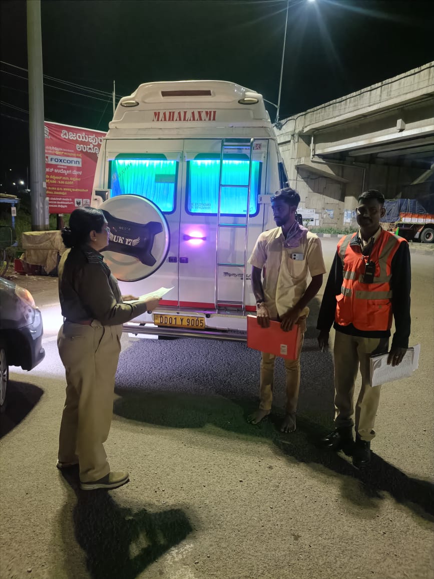 VIJAYAPURPOLICE's tweet image. ದಿನಾಂಕ:23.10.2025 ರಂದು ಗೊಲ್ಗುಮ್ಮಜ್ ಪೊಲೀಸ್ ಠಾಣೆಯ ಅಧಿಕಾರಿ ಮತ್ತು ಸಿಬ್ಬಂದಿಯವರು ಸಿಂದಗಿ ಬೈಪಾಸ್ ನಲ್ಲಿ ನಾಕಾ ಬಂದಿ ಕೈಗೊಂಡು ವಾಹನಗಳನ್ನು ಪರಿಶೀಲನೆ ಮಾಡಲಾಯಿತು.