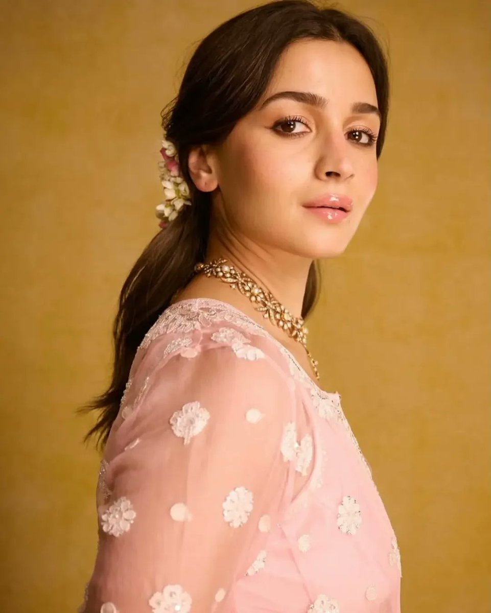 Tellymantra's tweet photo. Alia Bhatt keeps it simple yet graceful this Diwali, glowing with festive warmth and charm. ✨🌼

#aliabhatt #bollywood #tellymantra https://t.co/o2BAonqRYY