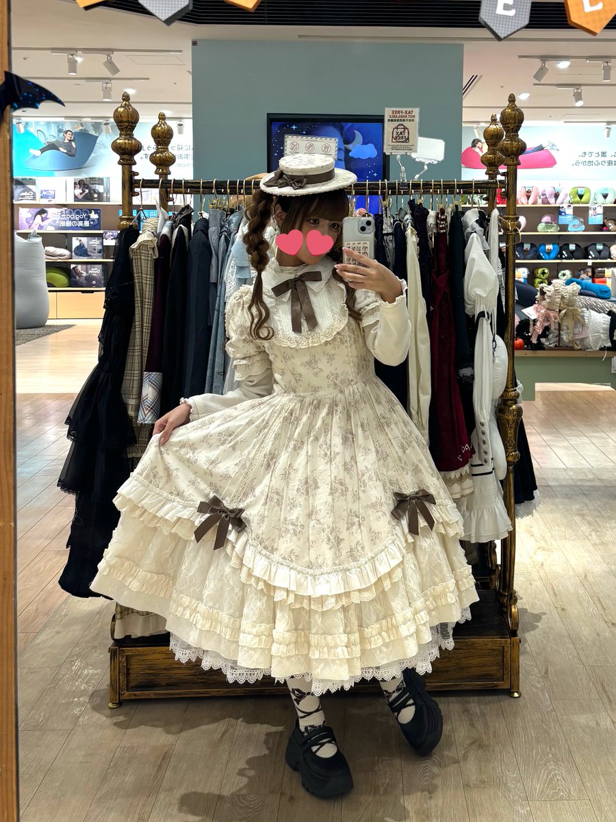 #星箱新宿店 います🫖❤︎

本日はエグランティーヌちゃんです☕️
半袖って長袖足しちゃえばあったかいし可愛いし年中着られるお洋服に変身するの最高ではありませんか…🎵

実は本日はかの噂のヘアアレンジです‼️
本日もお待ちしております