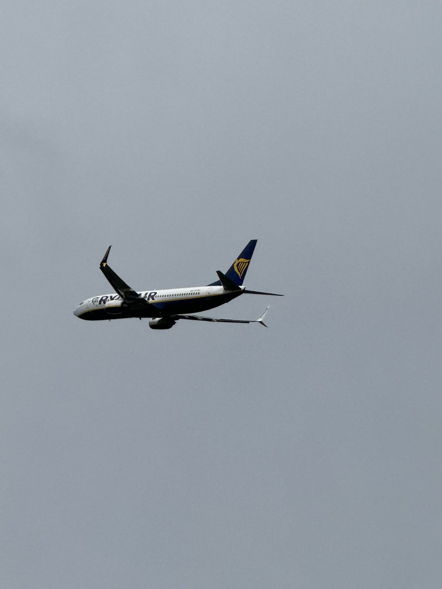 Mañana despegarán por última vez los dos aviones basados de <a href="/Ryanair_ES/">Ryanair España</a> en SCQ.

🛫06:30h SVQ

🛫06:55h STN

Una gran pena que cierren la base, donde tuvieron 3 aviones basados 🛬 y hasta 28 destinos directos.