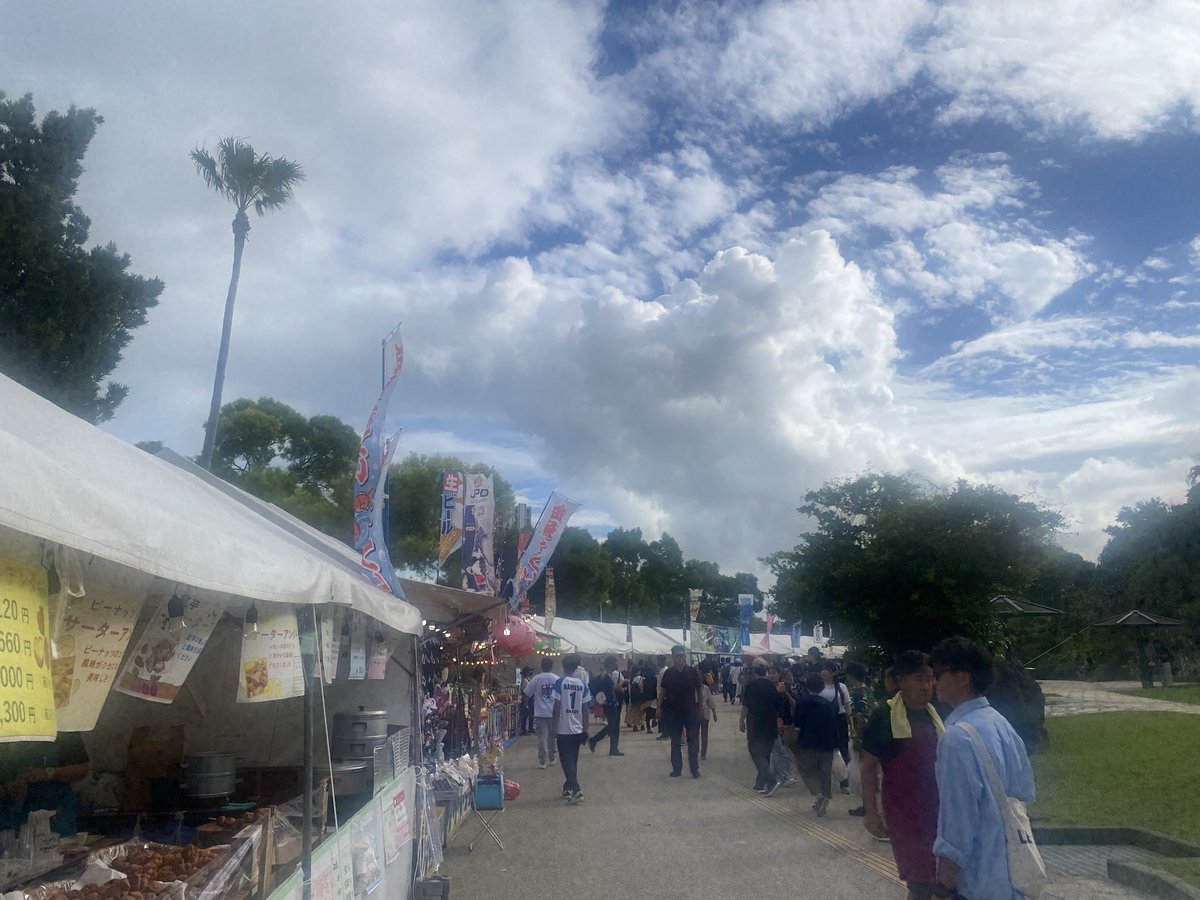 58125in's tweet photo. 那覇の産業まつりに一人で来てみた！！結局首里のめちゃ美味しいからあげを購入！コロナ渦に屋台行きたい欲すごかったので、こうやってゆっくり屋台歩けるのが平和で嬉しいんだよなあ。試食試飲も沢山で嬉しい♡土日も行くべし！ https://t.co/mI0jdipG9y