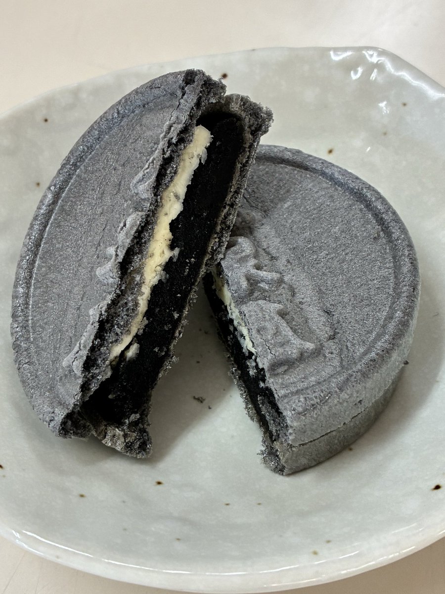 まるで石碑‼︎😳 栄泉堂さんのバター最中にごま味が新登場✨ 最中の皮