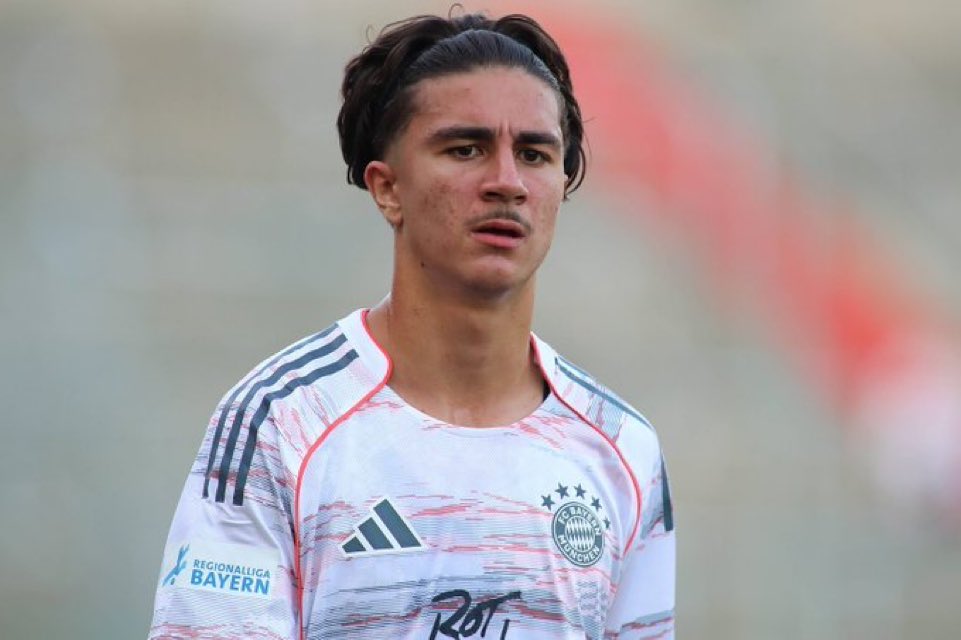 【るー 即購入ok海外にいる為24まで不在】バイエルンミュンヘン adidas バイエルンミュンヘン 24/25 トレーニングトップ