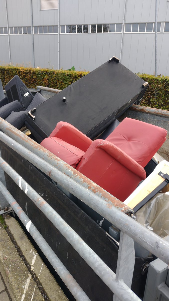 Wil iemand nog een rode fauteuil? TE LAAT! 💪🏼😁 #verhuisperikelen