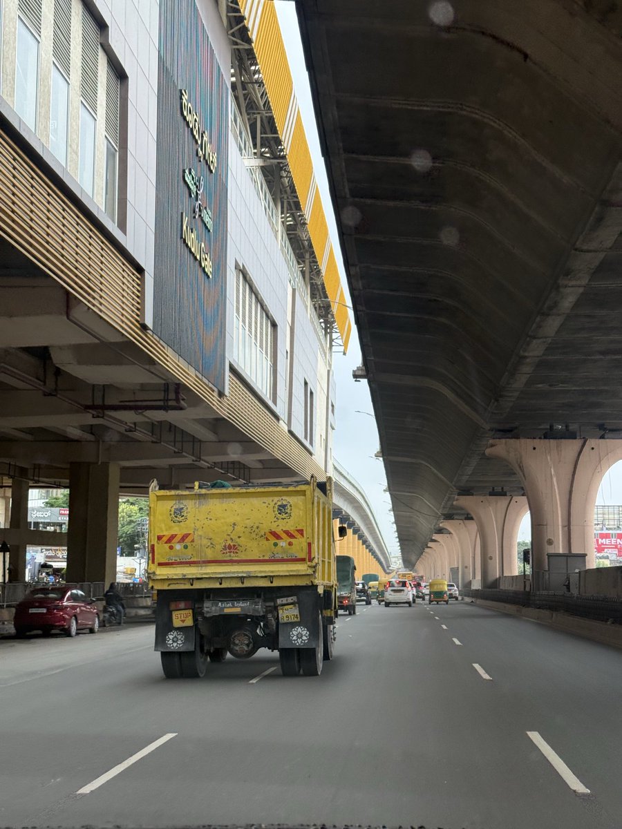 krishna_twiing's tweet image. These are heavy vehicles which cause major problems during the working hours,reckless &amp;amp; dangerous driving,cross lanes without signalling @ecitytrfps @blrcitytraffic @ChristinMP_