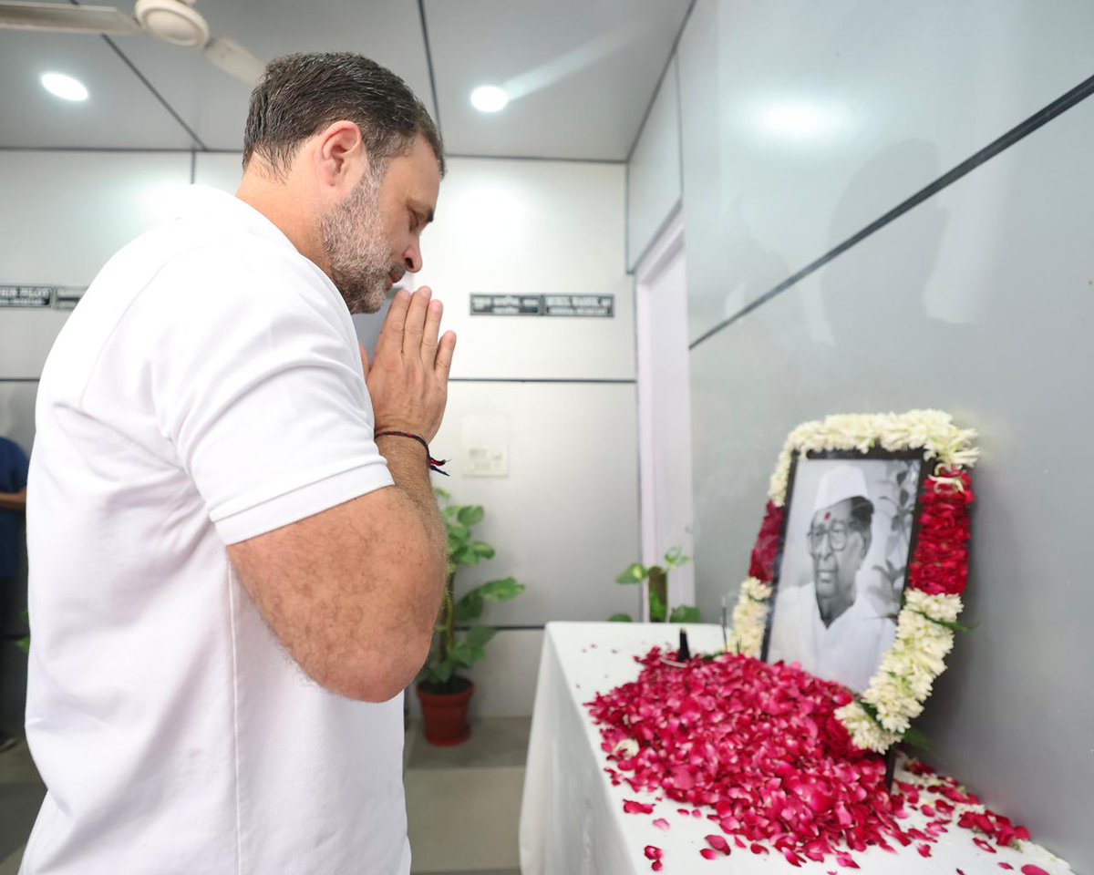 INCIndia's tweet image. नेता विपक्ष श्री @RahulGandhi ने कांग्रेस के पूर्व अध्यक्ष श्री सीताराम केसरी की पुण्यतिथि पर उन्हें श्रद्धांजलि अर्पित की।
📍 दिल्ली