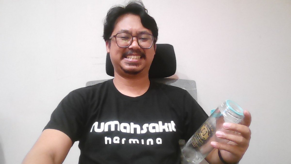 Merayakan keberanian Hermina untuk menyuarakan "ADILI JOKOWI", maka hari ini saya pakai kaos RS Hermina