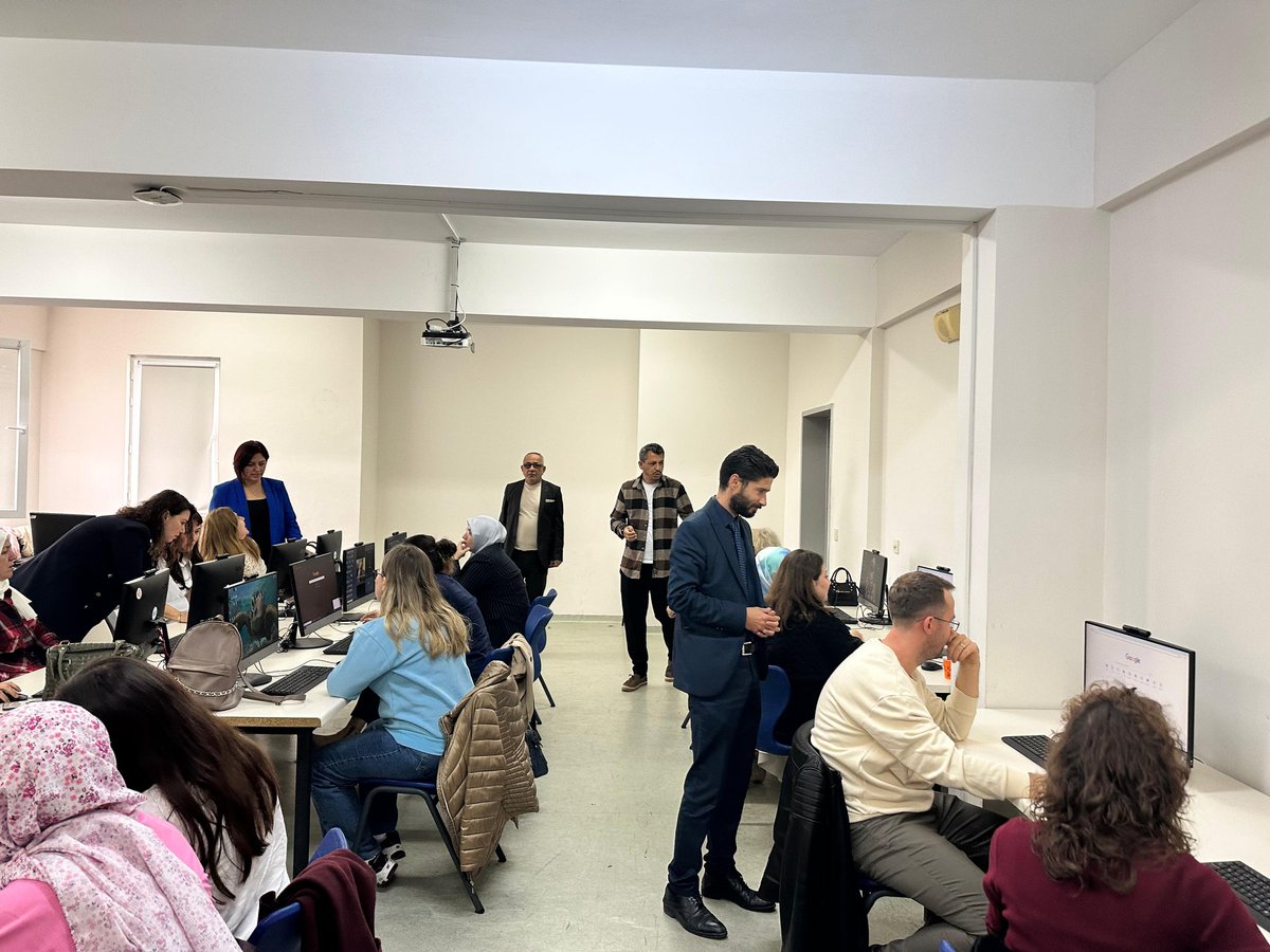 İl Milli Egitim Müdürlüğümüzün organizasyonunda ilçemiz Lise ve Ortaokul öğretmenlerimizin katılımıyla Enerjisa Bandırma Fen Lisesi'nde TÜBİTAK 2204-A ve 2204-B Araştırma projeleri ile ilgili eğitim düzenlendi.
<a href="/balikesirmem/">Balıkesir İl Millî Eğitim Müdürlüğü</a> 
<a href="/Murat69_Demir/">Murat Demir</a> 
<a href="/MutluAslann/">Mutlu Aslan 🇹🇷</a>