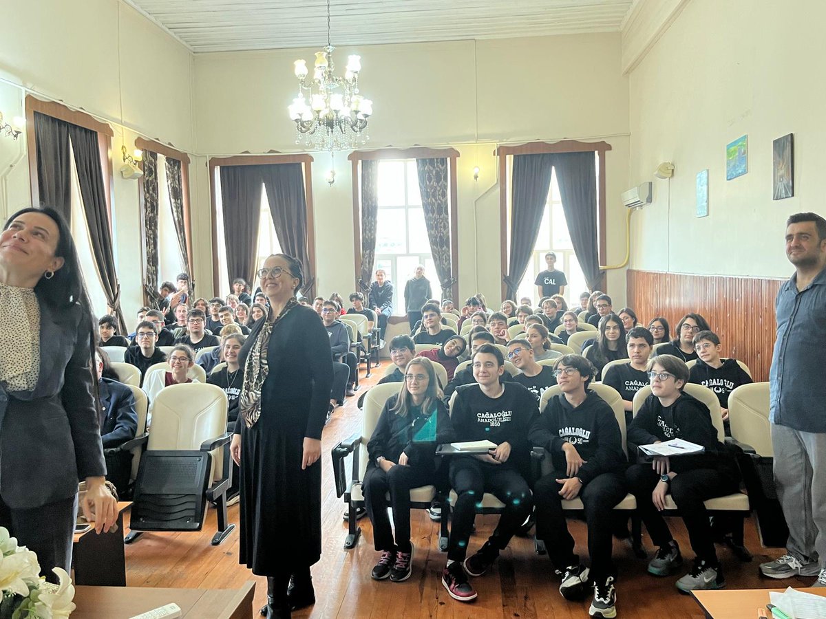 Müzik Kulübü öğrencilerimizin davetlisi olarak okulumuz 1993 mezunu Prof. Dr. Evren Kutlay, “Liseler için Matemüzik” programı kapsamında tasarladığı konulardan biri olan “Müzikal Kriptografi” atölye-semineriyle öğrencilerimizle buluştu.
Kutlay’ın geliştirdiği disiplinler arası