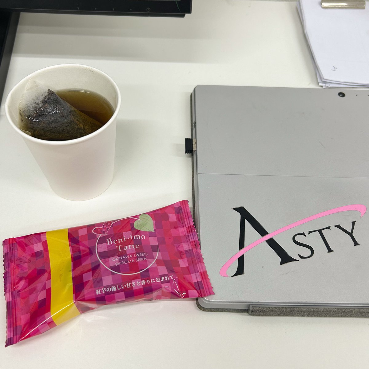 株式会社 アスティ【公式】 (@info_asty) on Twitter photo 今日のおやつは沖縄土産の定番✨紅芋タルトを頂きます🍠
紅芋タルトは美味しいので何度もらっても嬉しいお土産です🫶
温かい飲み物と一緒に楽しんでリフレッシュ☕️
少し早いですが今週もお疲れ様でした😊
夕方は早めのライト点灯でご安全に🚚
#企業公式おやつ部
#企業公式さんと繋がりたい 今日のおやつは沖縄土産の定番✨紅芋タルトを頂きます🍠
紅芋タルトは美味しいので何度もらっても嬉しいお土産です🫶
温かい飲み物と一緒に楽しんでリフレッシュ☕️
少し早いですが今週もお疲れ様でした😊
夕方は早めのライト点灯でご安全に🚚
#企業公式おやつ部
#企業公式さんと繋がりたい
