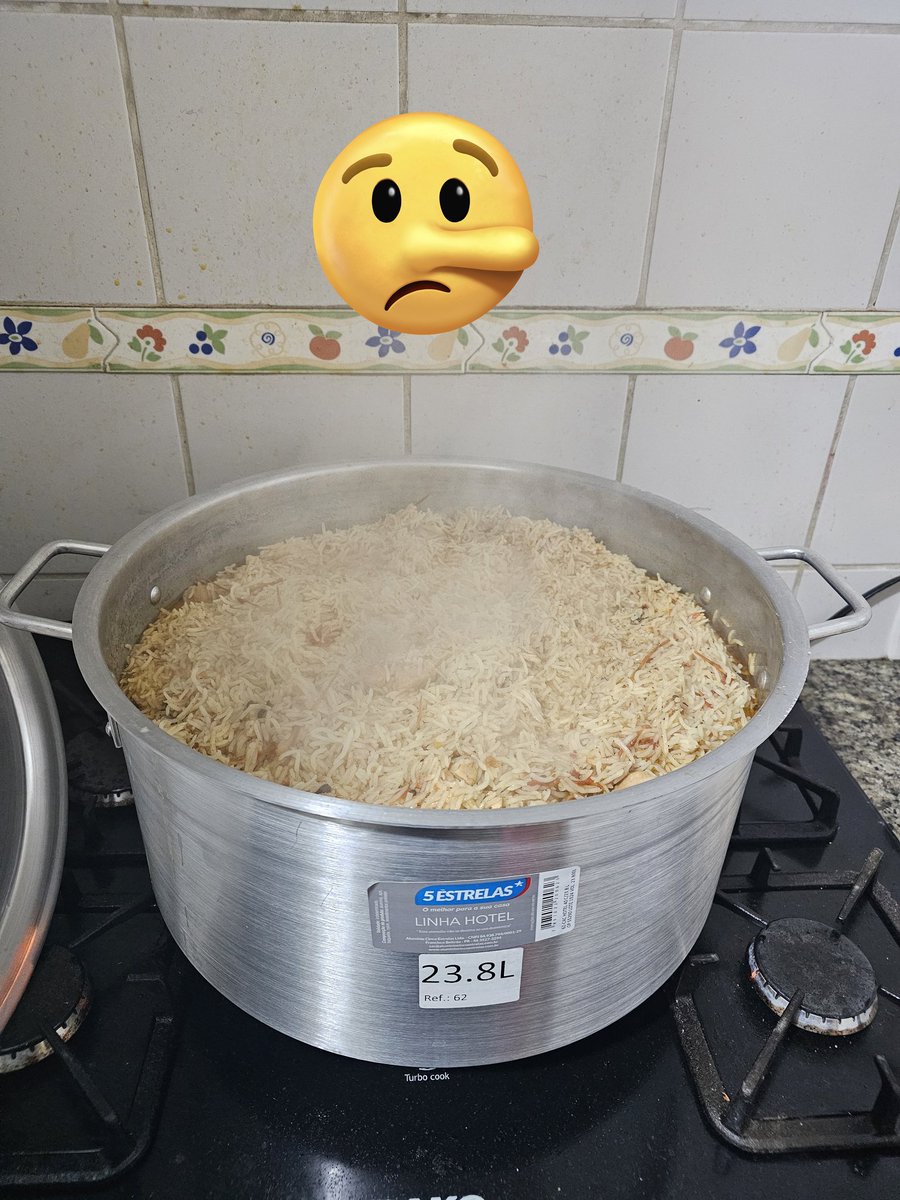 پردیس میں رہنے کا ایک نقصان یہ بھی ہے کہ یہاں دیگ جتنا کھانا بھی خود بنانا پڑتا ہے 🙄