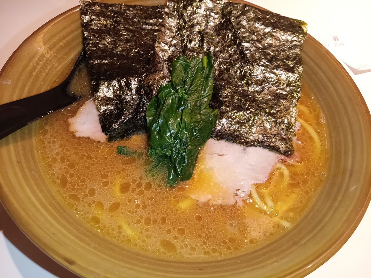 東京駅で、バス待つ間 友達と食べたよΨ( 'ч' ☆)
#ラーメン