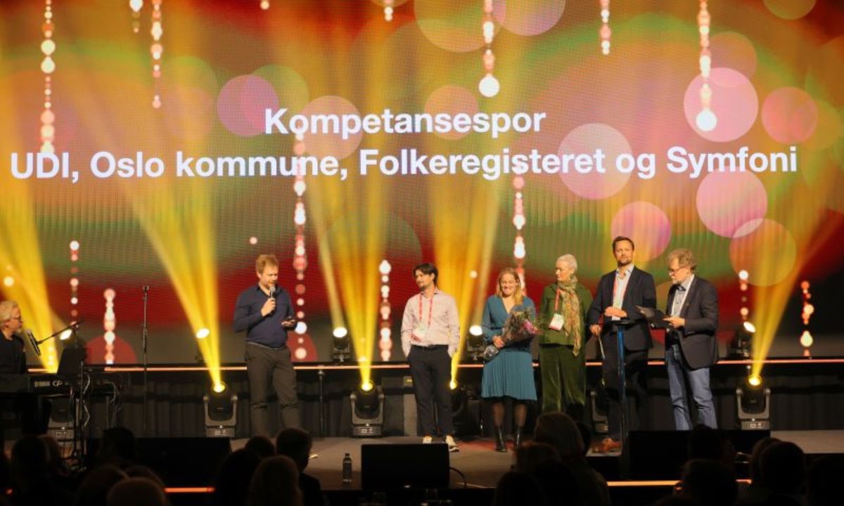 Kompetansespor vant Fyrlyktprisen 2025

kaupr.io/nyheter/kompet…

Prosjektet Kompetansespor, utviklet av UDI Utlendingsdirektoratet, Oslo kommune, Folkeregisteret og Symfoni, fikk årets Fyrlyktpris for nytenkende bruk av digital teknologi som effektiviserer prosessen for
