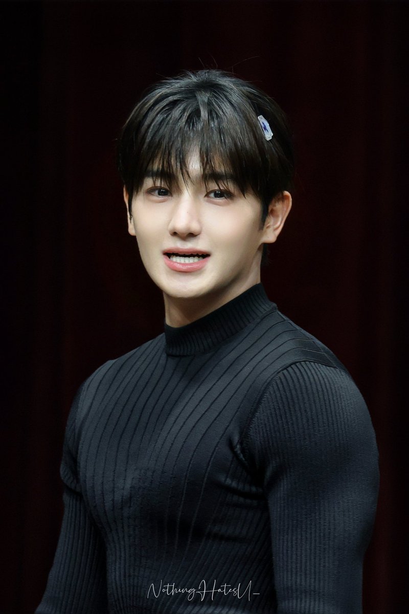 hyunjaesprite's tweet photo. pectober hyunjae of the day 😮‍💨 https://t.co/ZllEdfrSbX