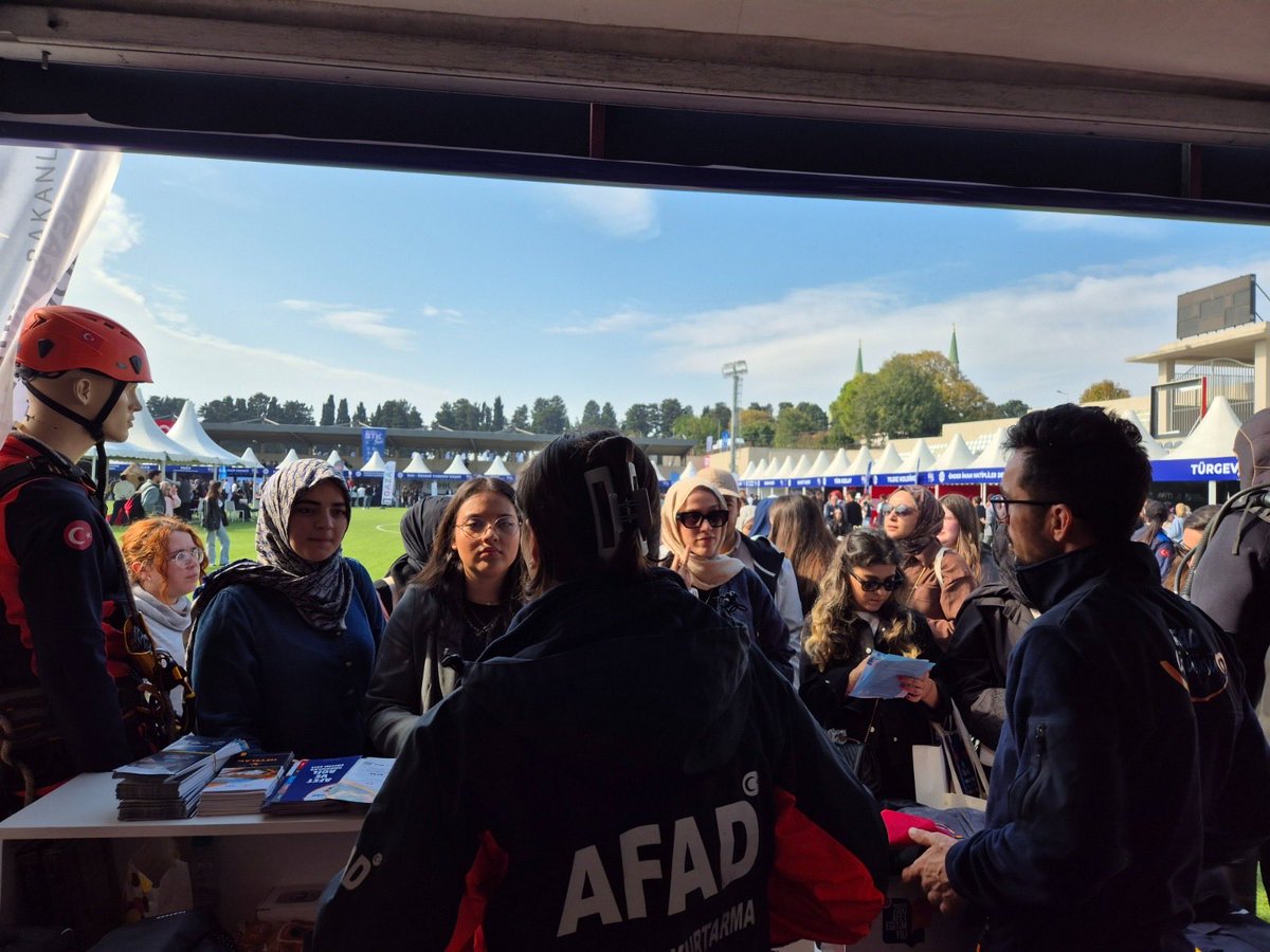 İstanbul Sabahattin Zaim Üniversitesi ev sahipliğinde 22-23 Ekim 2025 tarihlerinde düzenlenen STK Fest 2025, sivil toplum kuruluşlarını ve üniversite gençliğini bir araya getirdi. Etkinlikte Müdürlüğümüz, afet farkındalığı ve gönüllülük bilincinin artırılmasına yönelik çeşitli