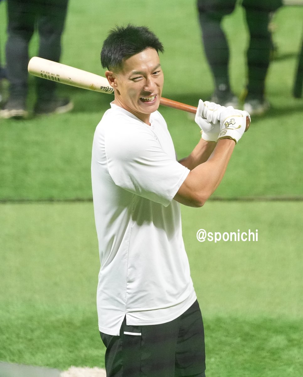 SponichiHawks's tweet image. 日本シリーズを控え笑顔で練習する柳田選手と、近藤選手😁
#sbhawks 
#柳田悠岐 
#近藤健介