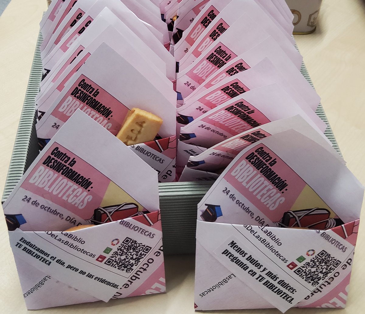 📚✨ #Hoy celebramos el #DíaDeLasBibliotecas bajo el lema “Contra la DESINFORMACIÓN: BIBLIOTECAS”.
En la #BibliotecaHUSO lo hacemos con galletas 🍪, evidencias y mucha información fiable.
👉La tuya te está esperando👈