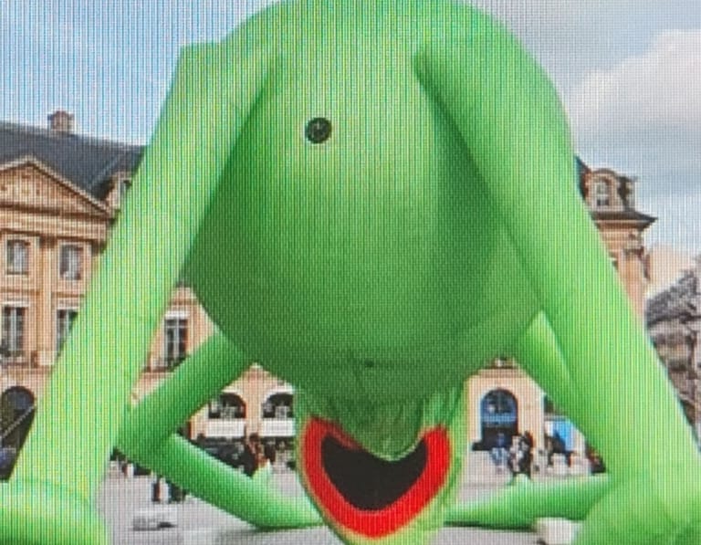 Nanou (@adragna_anne) on Twitter photo <a href="/f_asselineau/">François Asselineau 🇫🇷</a> L'Emblème de la franc-maçonnerie de Macron⬇️⬇️ 
Les triangles=l'équerre, le compas et l'Œil qui voit tout ! 
Le G=Symbole les Grandes loges  !
La pointe de l'Équerre vers le bas=le sous terrain, les Catacombes=le passage et tout ce qui est caché ! <a href="/f_asselineau/">François Asselineau 🇫🇷</a> L'Emblème de la franc-maçonnerie de Macron⬇️⬇️ 
Les triangles=l'équerre, le compas et l'Œil qui voit tout ! 
Le G=Symbole les Grandes loges  !
La pointe de l'Équerre vers le bas=le sous terrain, les Catacombes=le passage et tout ce qui est caché !