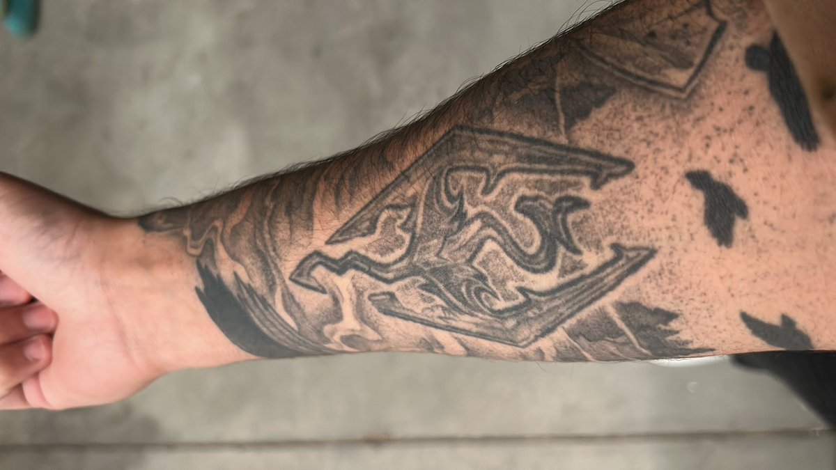 Goyanes02's tweet photo. @jajant0n Vaya tatuaje más bonito tienes Anton❤️.
Gracias por dejarme el Tesla para ir a recoger a mi sobrina!!! https://t.co/Qk5iL2ouZv