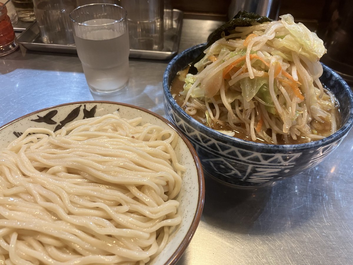 dive2log's tweet image. 大勝軒に行ったらどの店舗でももり野菜しか注文した事ないけど

山盛り野菜だけでお腹いっぱいと思いきや野菜の下にチャーシュー5枚埋もれてるバグ店舗が一番好き

#ラーメン
#つけ麺
#ぼくイケ