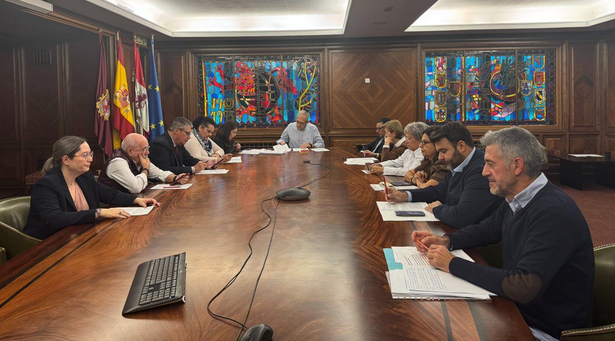 Ayuntamiento de León (@leonayto) on Twitter photo 🧵🦁 La Junta de Gobierno Local celebrada este viernes ha dado el visto bueno a tres proyectos de mejora de la movilidad, tanto de vehículos como de peatones, en tres barrios de #LeónEsp 
👇 🧵🦁 La Junta de Gobierno Local celebrada este viernes ha dado el visto bueno a tres proyectos de mejora de la movilidad, tanto de vehículos como de peatones, en tres barrios de #LeónEsp 
👇