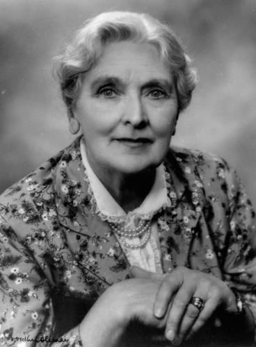 daveainsworth63's tweet photo. Remembering the great English actress Sybil Thorndike (Agnes Sybil Thorndike) who was born on this day in 1882. She died in 1976. #SybilThorndike #SaintJoan #KingJohn #Othello #APassageToIndia #ThePrinceAndTheShowgirl #StageFright #MajorBarbara #HindleWakes #TudorRose https://t.co/lQJdt2ZgFi
