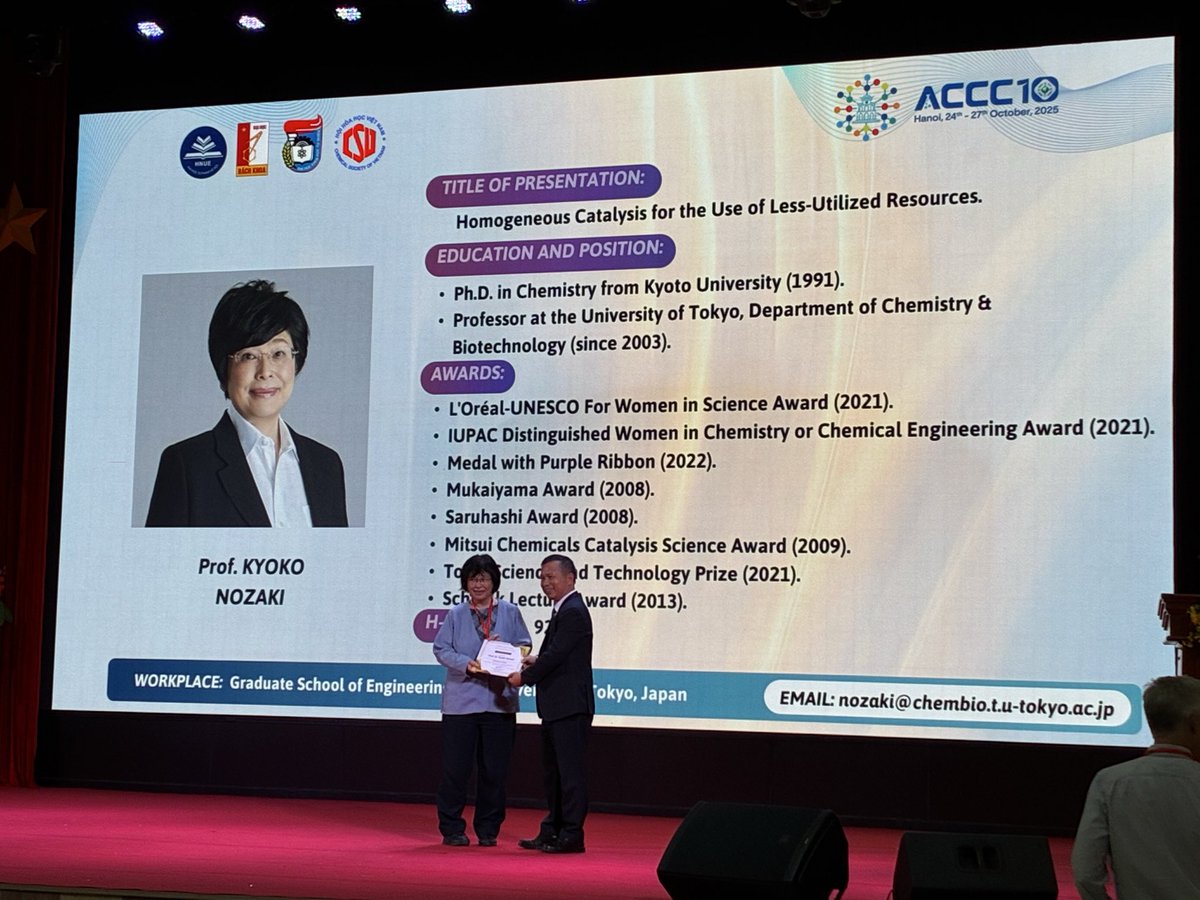 Prof. Kyoko Nozaki is awarded at ACCC10 (Rigaku-ACCC award).