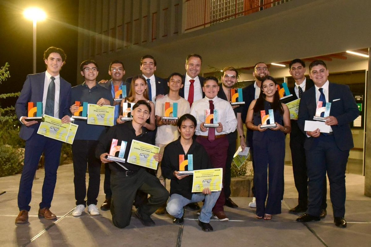 Destaca <a href="/tonoastiazaran/">Antonio Astiazarán</a>  talento de jóvenes en Premio Municipal de la Juventud 2025  
🟩Los ganadores de las 13 distinciones correspondientes a las categorías Impulso y Trascendencia fueron seleccionados de entre 83 proyectos registrados.// kioscomayor.com/2025/10/23/des… a través de