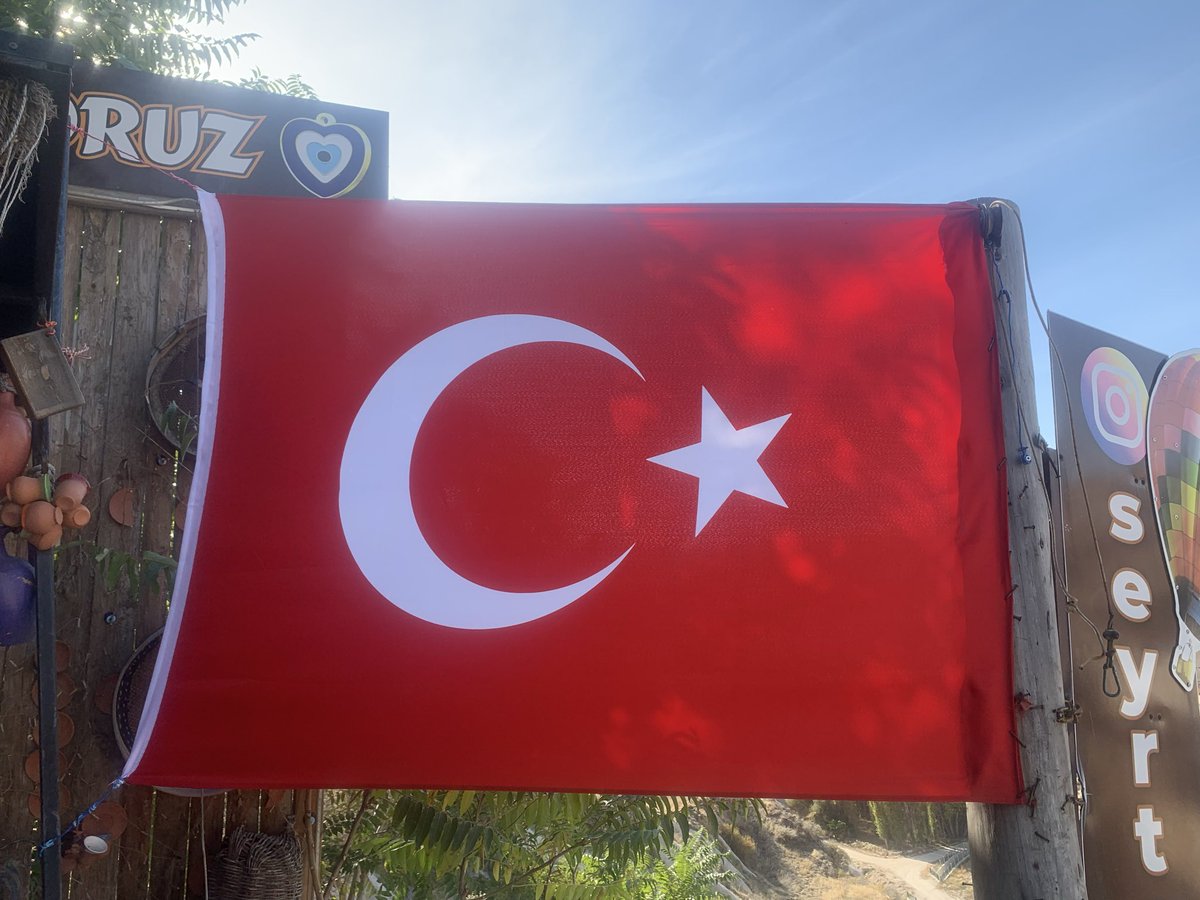 BuldanIyi's tweet photo. “Her konuşmasında gırtlağı parçalanırcasına ‘Büyük Türk milleti’ diyen bir adamı herkesin sevmesini beklemeyin. Bu topraklar buna alışık değildi.”
       Türküm demeyi unutmuş yığınlara Türklüğünü hatırlatmak ne büyük cesaretti.
+ https://t.co/h7FcaD4pme