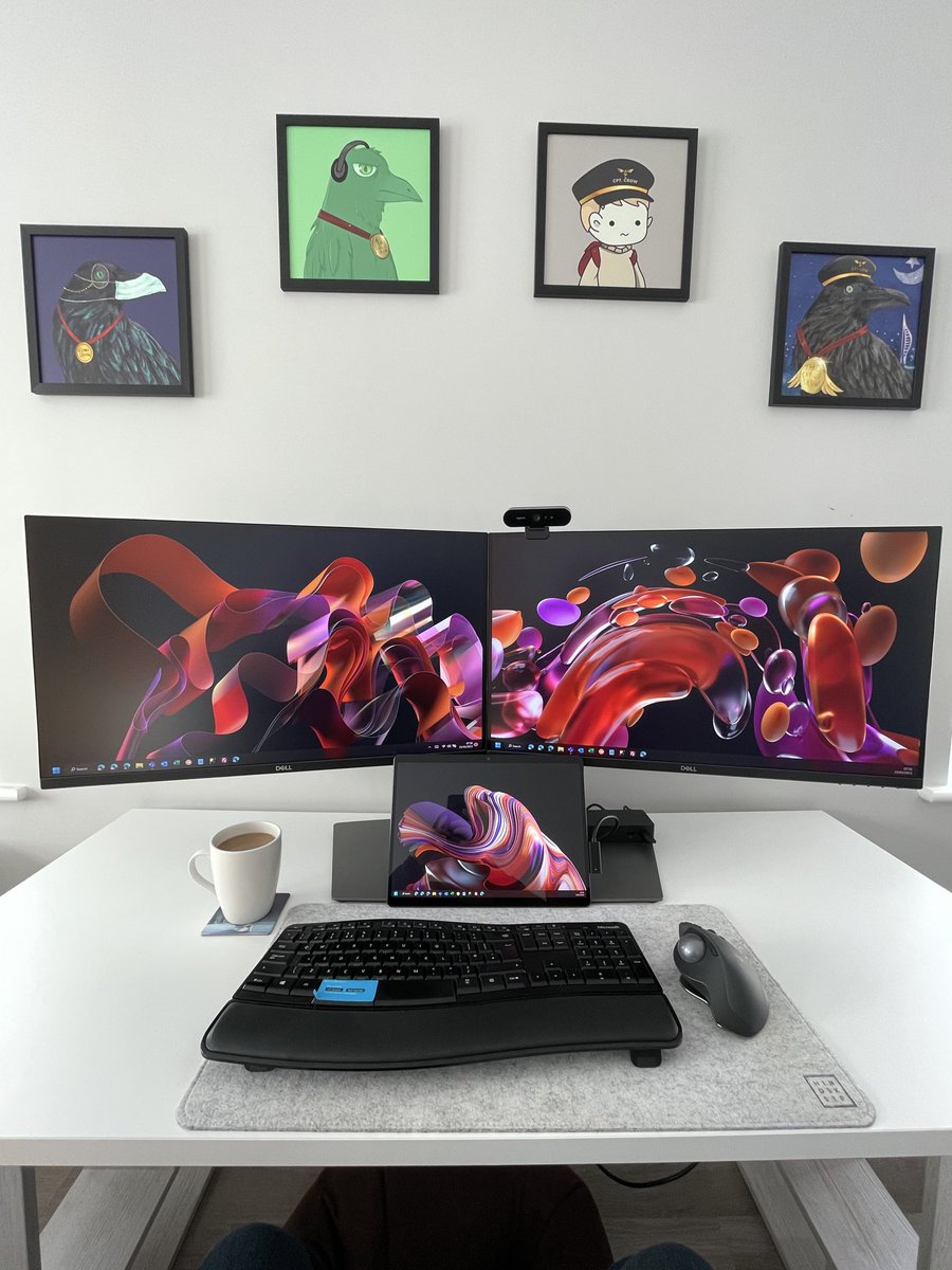 <a href="/MichaelDell/">Michael Dell 🇺🇸</a> <a href="/jpmorgan/">J.P. Morgan</a> Who aligned those monitors 😭

At least get them straight and level!