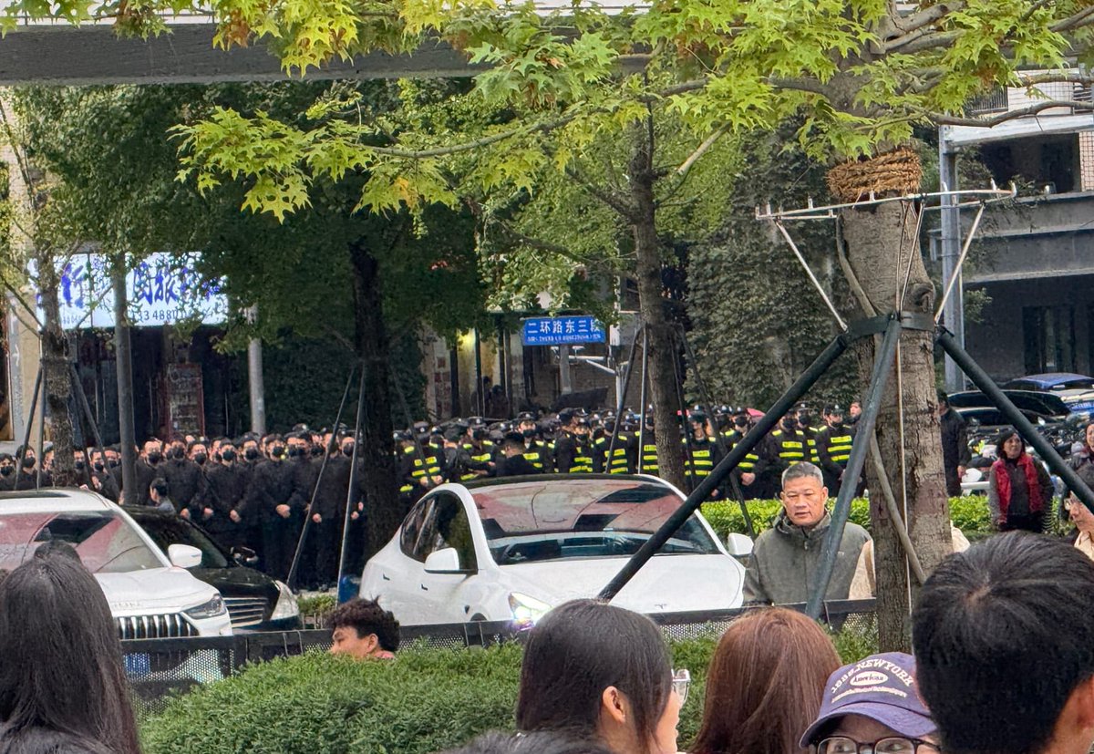theartofbailu's tweet image. Fans say there are at least 200 security personnel already at the venue. Not only fans, but also non-fans are crowding the location. #BaiLu popularity is no joke 👏🏻😍