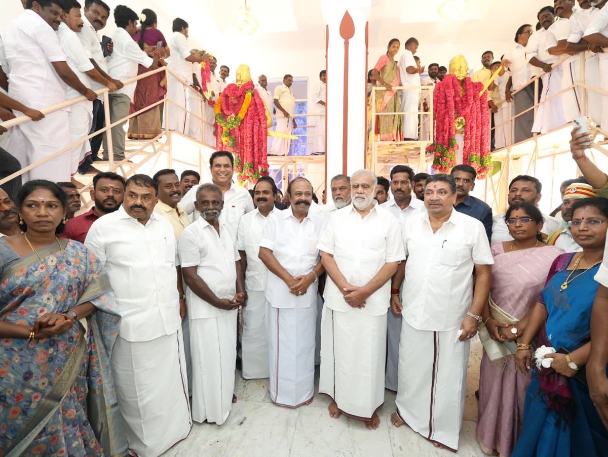 TRBRajaa's tweet image. ஆதிக்கத்துக்கு என்றும் அடிபணியாத தமிழ்ச் சமூகத்தின் வீரத்திற்கு எடுத்துக்காட்டாய்,
ஆங்கிலேயர்களின் அடக்குமுறைகளுக்கு  எதிராக ஆயுதமேந்தி போராடி, தாய் மண்ணின் பெருமை காக்க தங்கள் இன்னுயிரை ஈன்ற சிவகங்கைச் சீமையின் வீரம் சுரந்த #மருது சகோதரர்களின் 224வது நினைவு நாளில், சிவகங்கை…