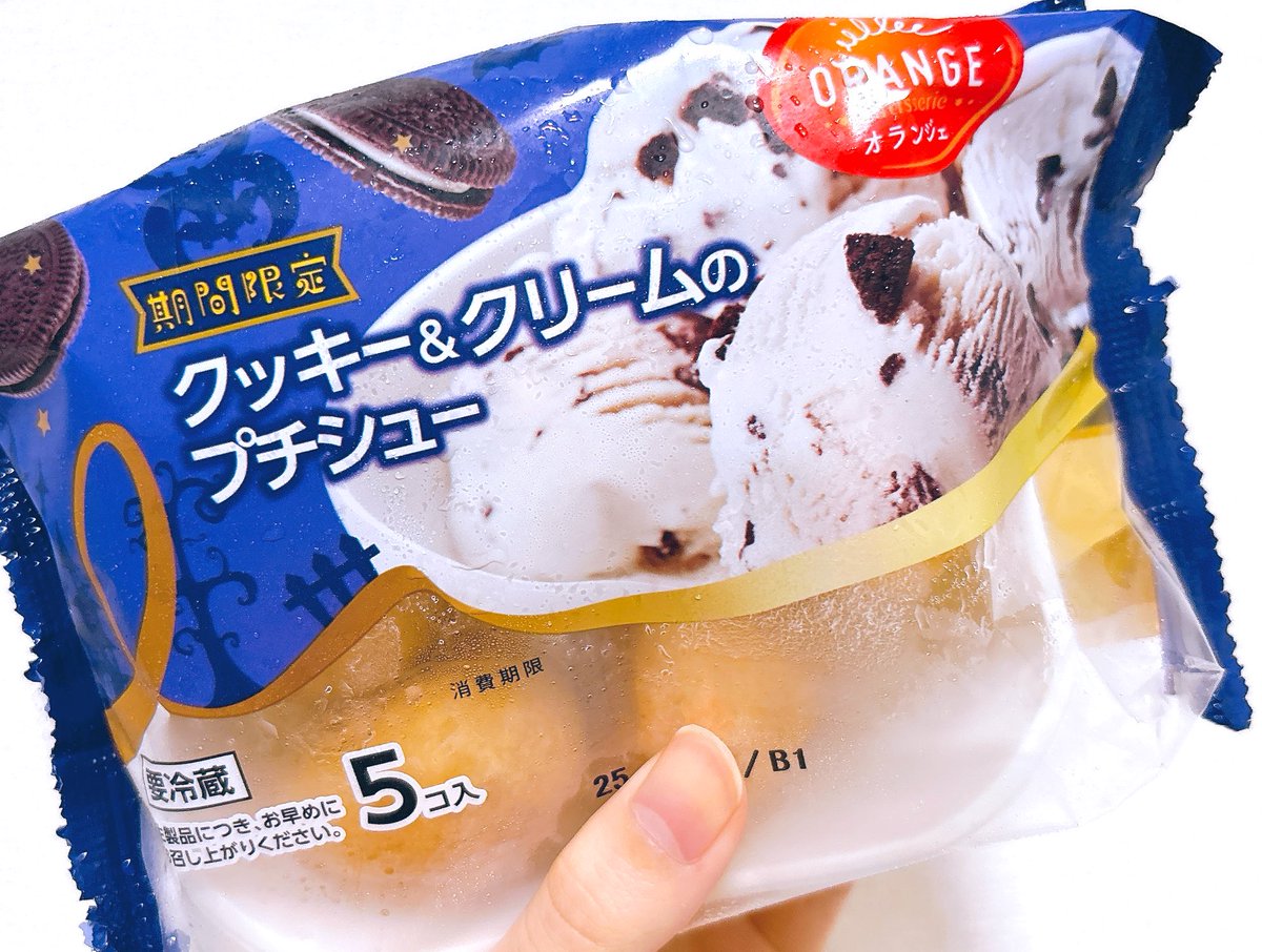 kerorom25's tweet photo. 🍪クッキー＆クリームのプチシュー🍪

固形のクッキーは入ってないけど､味はクッキー＆クリームそのもの❣️
甘くて､まさにあの想像するクッキー＆クリームの味がして美味しかった😚🤍

#シュークリーム #クッキーアンドクリーム #オランジェ https://t.co/FZcDx30Hmu