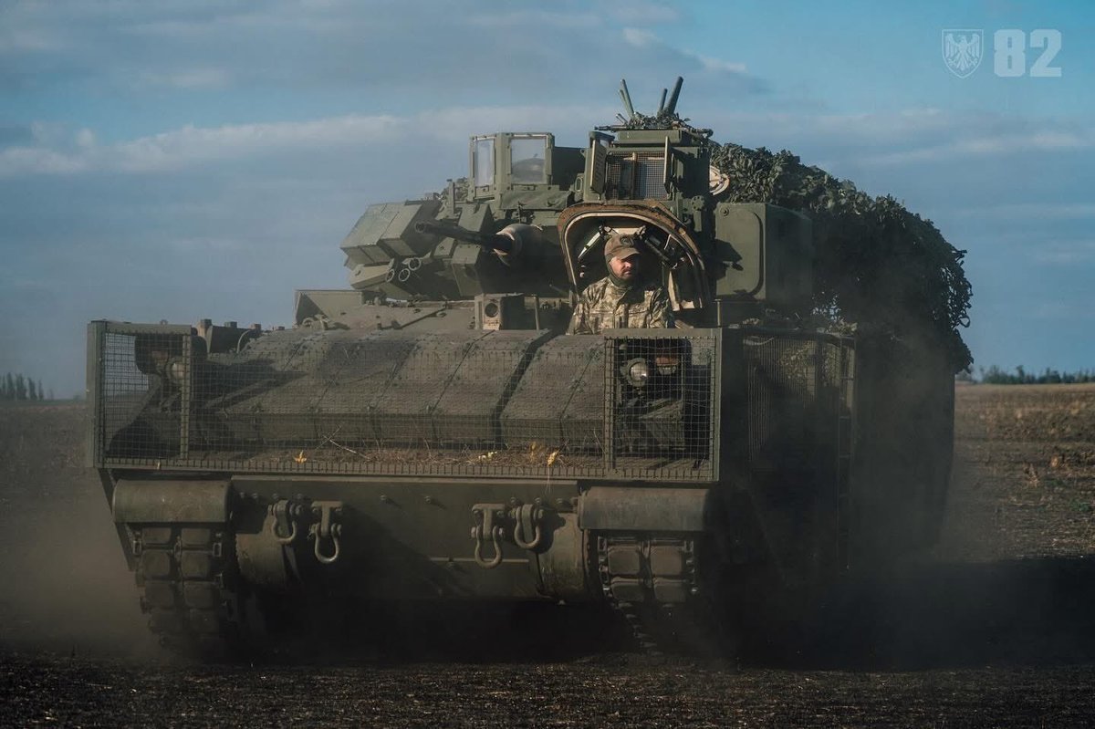 front_ukrainian's tweet image. ❗️🇺🇦Ukrainian military personnel from the 82nd Separate Airborne Assault Brigade were armed with 🇺🇸American M2 Bradley IFVs.