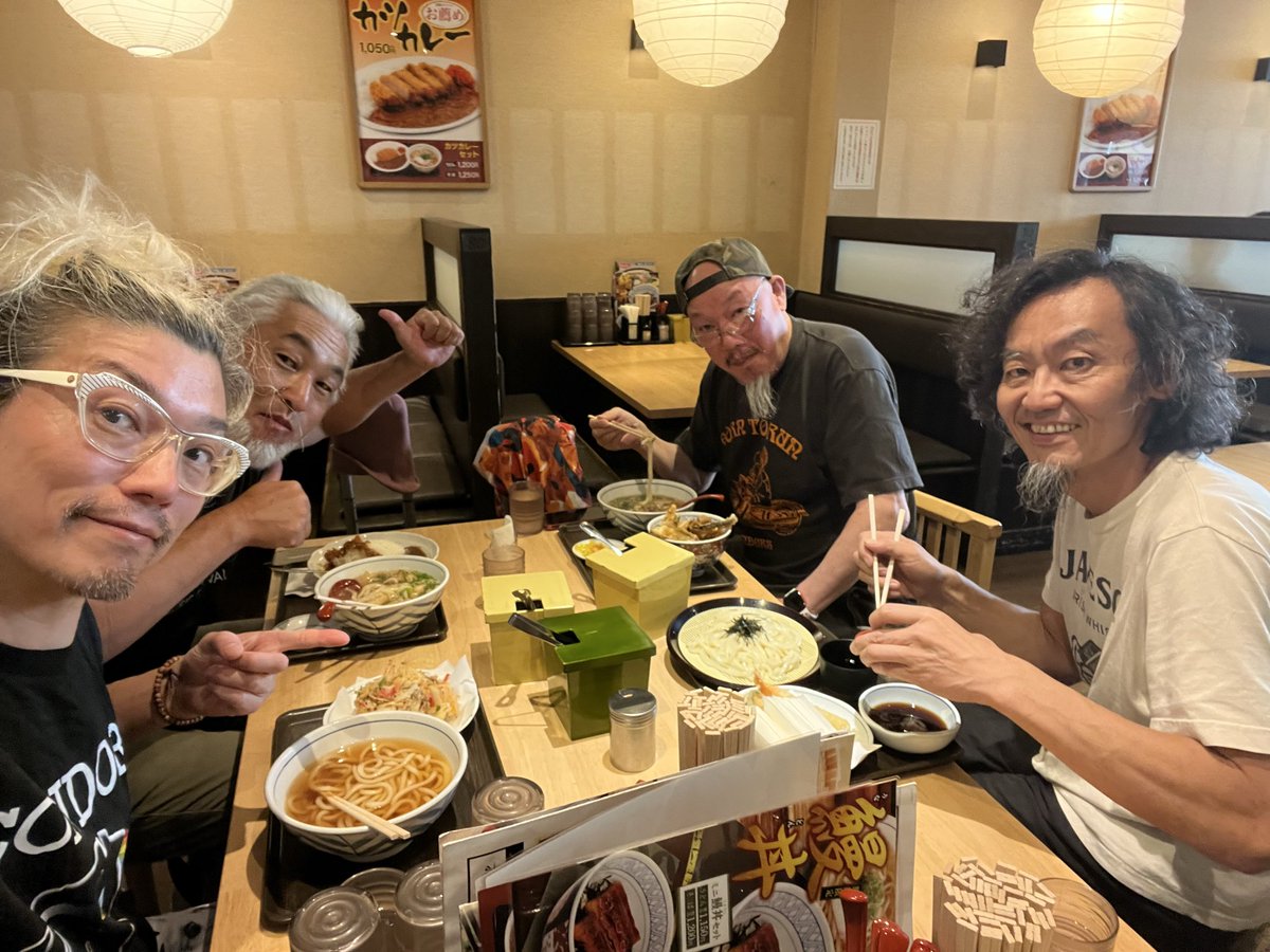 fujita_catatac's tweet photo. コンドルズ御一行、福岡到着〜
腹ごしらえにうどんのウエストへ！ https://t.co/4XIakLnII7