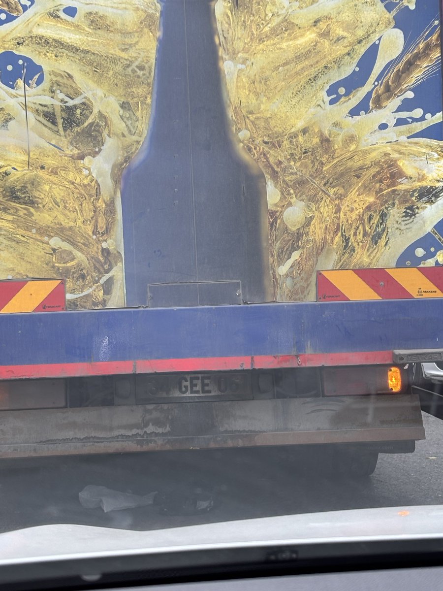 Adam yolu kapatmış takılıyo öyle i. Plakada bu şekilde geziyor şehir içinde. <a href="/EmniyetGM/">Türk Polis Teşkilatı</a>