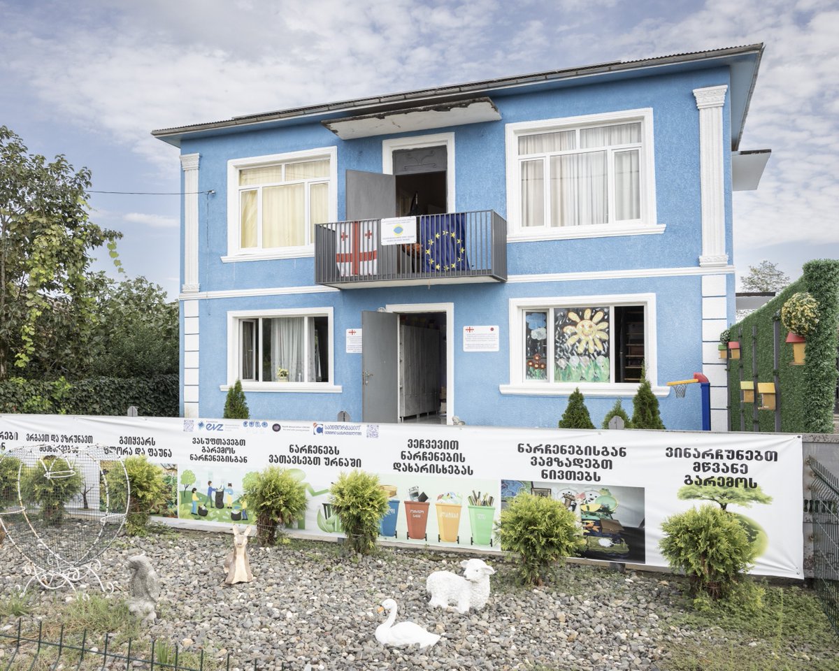 UNDPGeorgia's tweet image. With support from @DanishMFA &amp;amp; UNDP, the Education and Development Center in Khobi 🇬🇪 now runs fully on clean energy:

🌿 Solar panels
💡 Free electricity 
🌍 Less greenhouse gas emissions

🇩🇰🇺🇳 go.undp.org/wXh

#GreenTransition