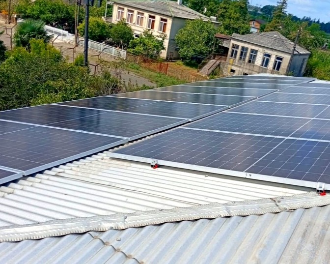 UNDPGeorgia's tweet image. With support from @DanishMFA &amp;amp; UNDP, the Education and Development Center in Khobi 🇬🇪 now runs fully on clean energy:

🌿 Solar panels
💡 Free electricity 
🌍 Less greenhouse gas emissions

🇩🇰🇺🇳 go.undp.org/wXh

#GreenTransition
