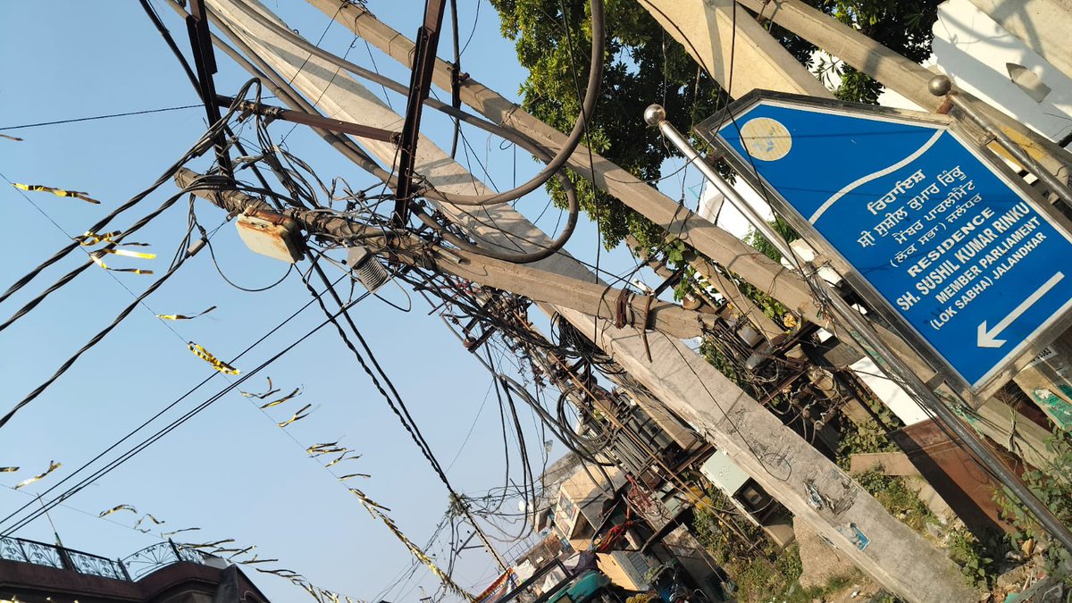 sandeepkaur658's tweet photo. A broken light pole has been left hanging mid-air by technicians of @PSPCLPb, posing a grave risk to residents. Live current is flowing in both phase &amp; neutral since yesterday evening.
Despite two complaints, false closure reports are being made by Customer Care.
@SanjeevArora_PB https://t.co/psRmmd1eF0