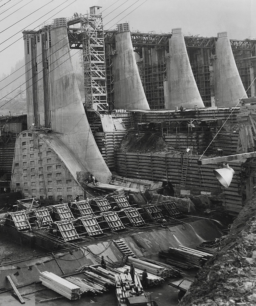 LRonLacy's tweet photo. ‘Downstream side of Blocks 7 and 8 of North Half of Spillway Dam and Piers 9 to 12. Inclusive of South Half of Dam’
24 October 1936
#ColumbiaRiver #BonnevillDam #dams #ArmyCorpsOfEngineers #infrastructure #PublicWorksAdministration #PWA #TheNewDeal #blackandwhitephotography https://t.co/4ar750OTvA