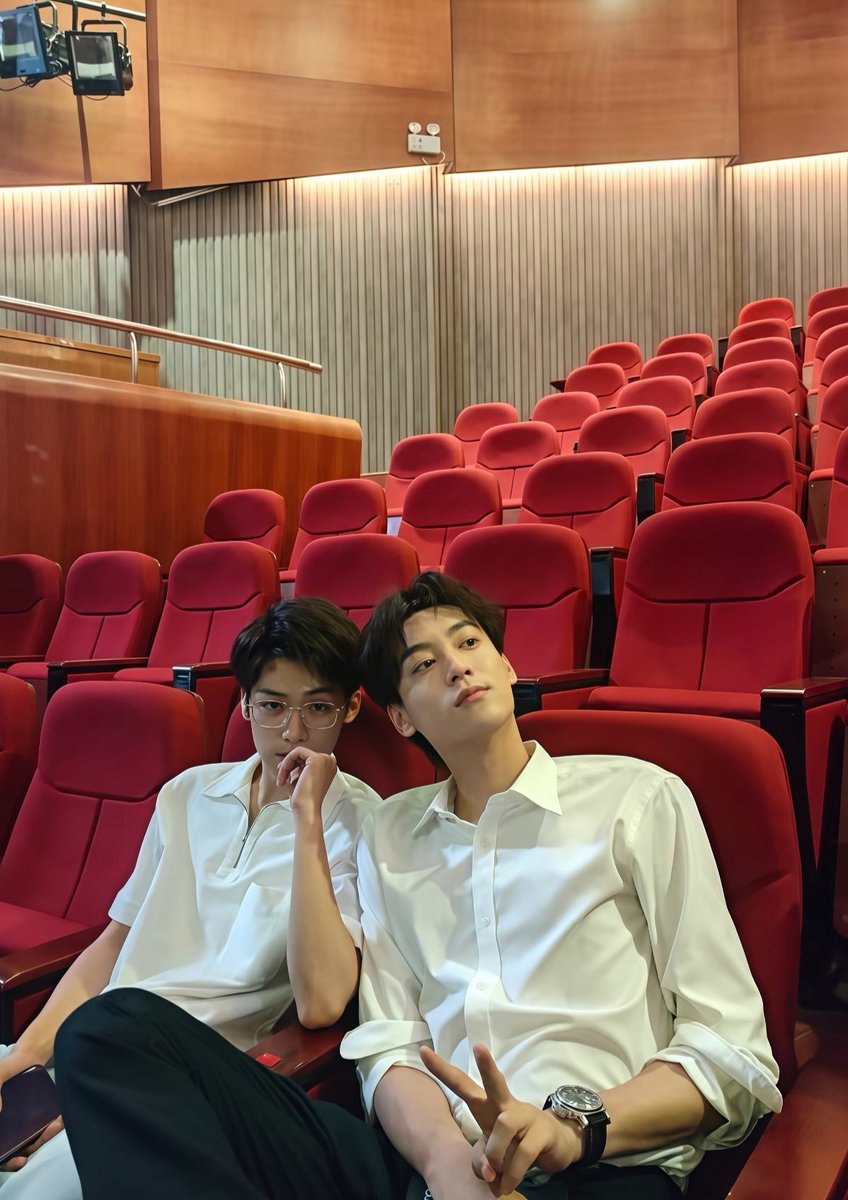 rmn_rrs's tweet image. เดี๋ยวโพราลอยมาส่งแจกฟรี 1 ใบ

ข้อหารูปฟินเกิน เหมือนคู่รักเนตไอดอลหน้าตาดี