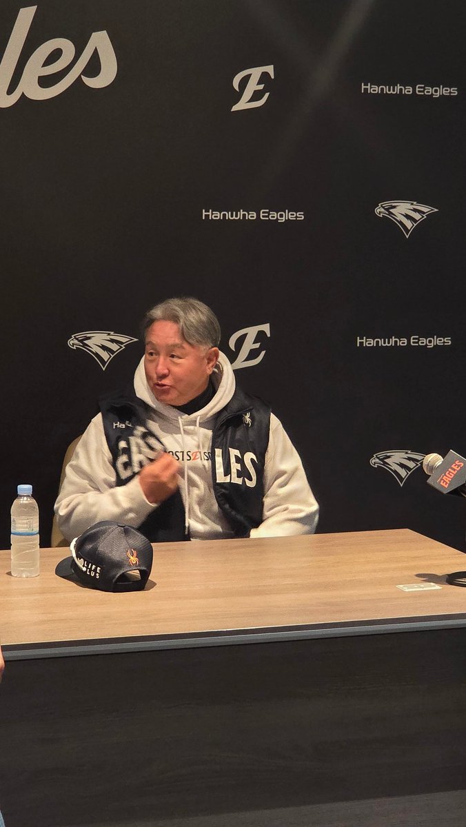 오늘 폰세 와이스 두 투수로 끝낼 예정이다. 원투펀치이고 5일, 4일 쉬었다. 문동주는 오늘 휴식을 주려고 한다. 김서현은 150km 이하로 나오는거 아니면 써야 한다고 본다. 그 다음 기회가 온다면 김서현은 마무리 쓴다. 손아섭이 고민하는 모습은 타석에서 루틴이라고 본다.