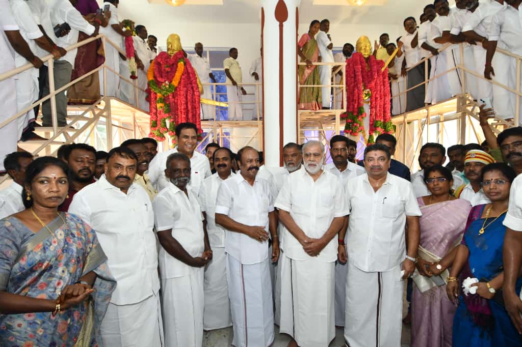 சிவகங்கை மாவட்டம், "மருதுபாண்டியர்களின் 224-வது நினைவு தின அரசு விழாவினை” முன்னிட்டு, இன்றையதினம்  (24.10.2025) திருப்பத்தூர் பேரூராட்சியில் அமைந்துள்ள மருதுபாண்டியர் நினைவு மண்டபத்தில் மருதுபாண்டியர்களின் திருவுருவச்சிலைகளுக்கு அரசின் சார்பில் மாலை அணிவித்து மரியாதை