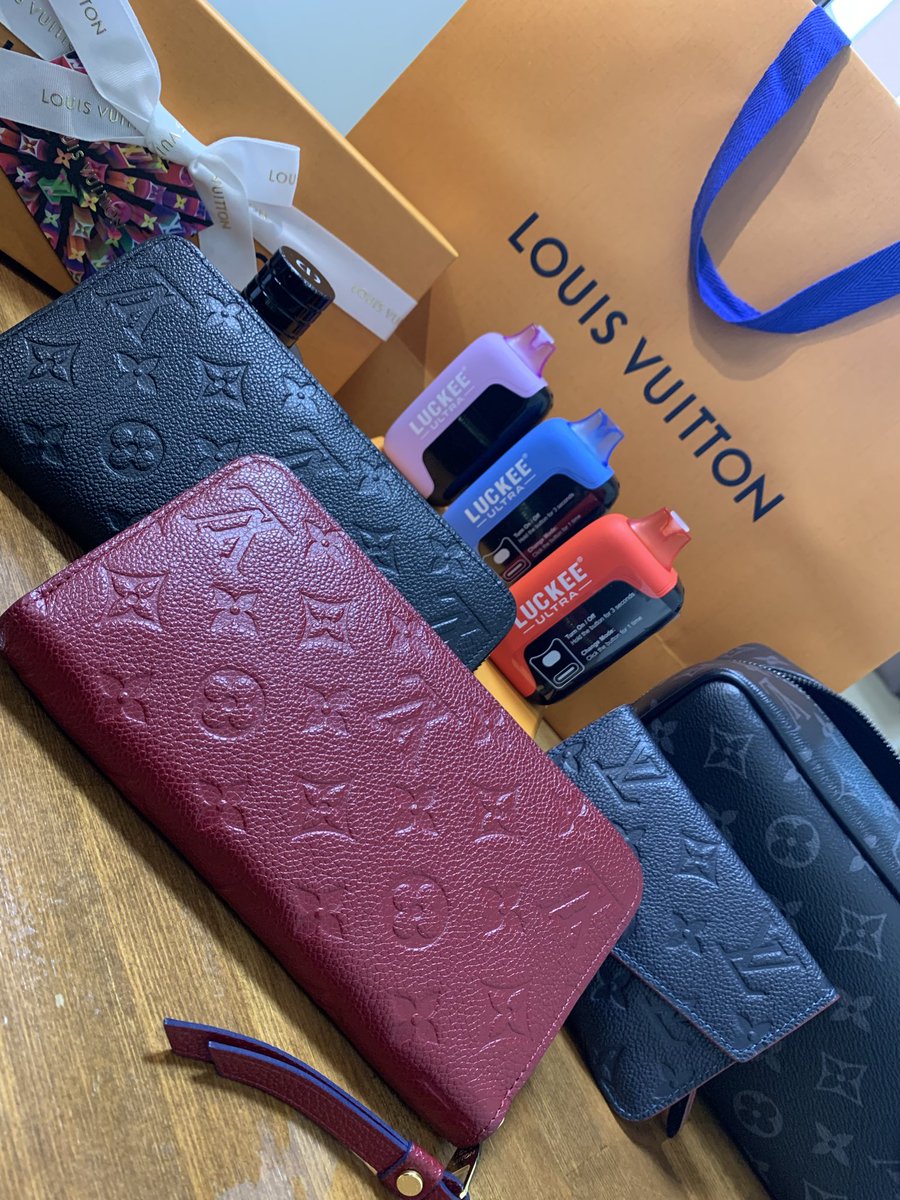 TOPBOY214392's tweet photo. 現在ある写真の左から順に⬅️
GRAPE JELLY 🟪
DRAGON BERRY 🟦
WATERMELON ICE 🟥

充電式Cタイプ🪫

なんともリーズナブルでオシャレ‼️
家の中でも車内でも服にも匂いは一切付きません👏
それどころか車内は良い匂いに🙆

（入荷困難なのでお早めにご予約が必要です）
https://t.co/sRf1nzoYR0 https://t.co/Uc3AXr24hp
