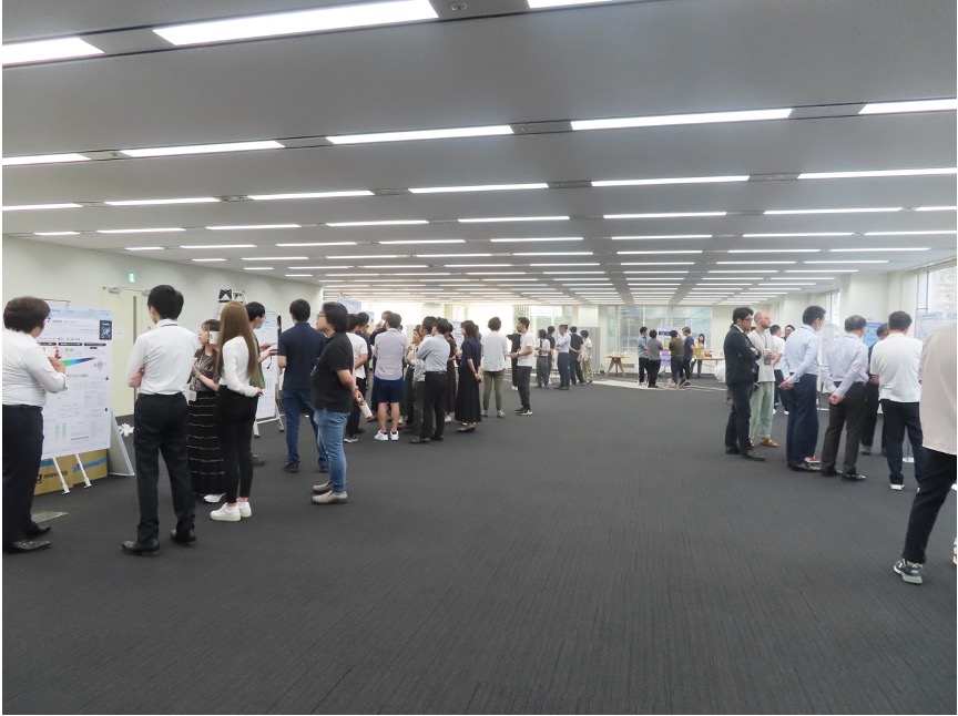 gridpredict's tweet image. 先日、新オフィスで社内ポスターセッションを開催しました!
各チームが日頃の取り組みやアイデアを共有し、部署を越えた意見交換が活発に💬
「こんなことやってたの!?」という驚きや、新しいつながりが生まれました🤝…