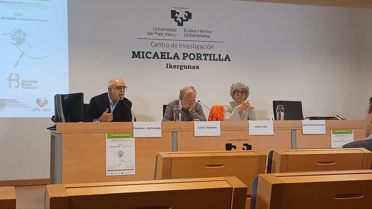 Reanudamos nuestro simposio con una primera mesa en la que contamos con la participación de Luis Aizpeolea, Isabel Urquijo y Javier Gómez Bermúdez.