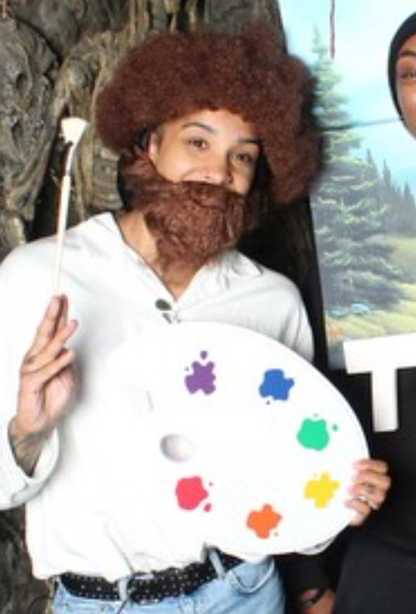 Bonjour à toustes. 

(Ça lui va pas trop mal la beubar en plus)