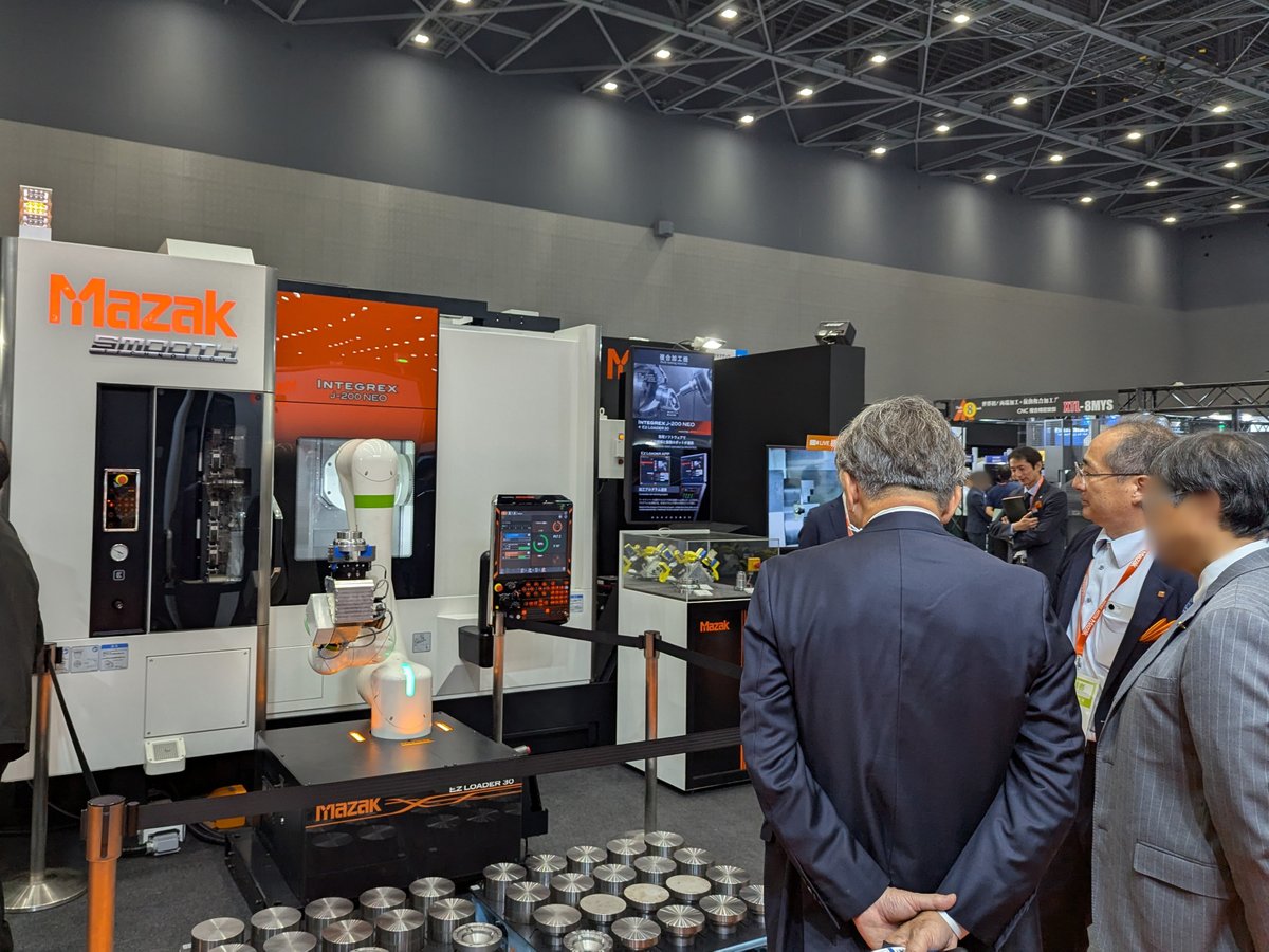 マザックブースでは、複合加工機「INTEGREX j-200 NEO」と協働ロボット