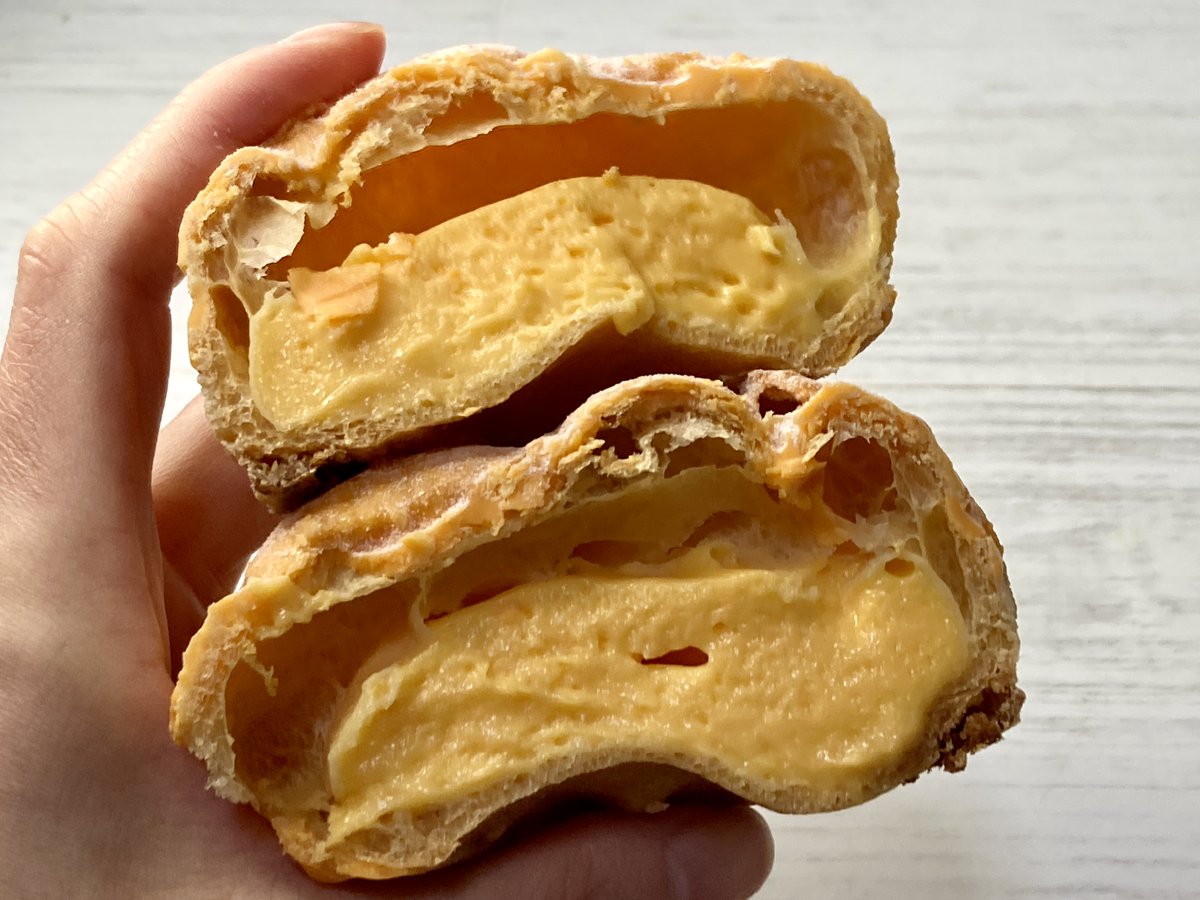 sakuratoame_0's tweet photo. ローソン「パンプキンクッキーシュー」248円357kcal

中に柔らかくとろけるかぼちゃクリームが入っています。
かぼちゃ独特のほっこりとした甘さと青臭さがしっかりと感じられて、想像以上に味がかぼちゃでびっくり😳

クッキー部分はザックザクで食感歯ごたえ共によしでおいしい😊 https://t.co/f57IJDrTH2